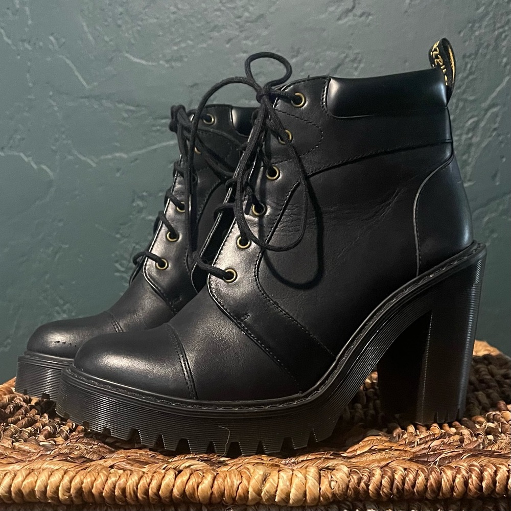 Offers Welcome! Dr. Martens Averil 6 Eye Leather Heeled Ankle Leather Boots - Picture 3 of 7